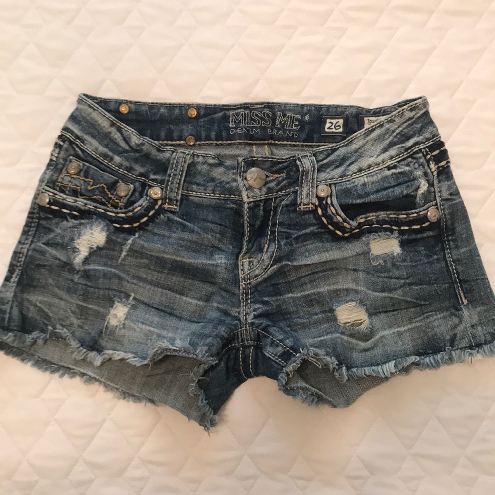 Miss Me distressed denim shorts size 26